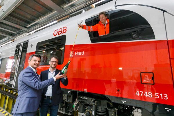 Bürgermeister Martin Staudinger (l.) und Landesrat Daniel Zadra bei der Zugtaufe. VVV