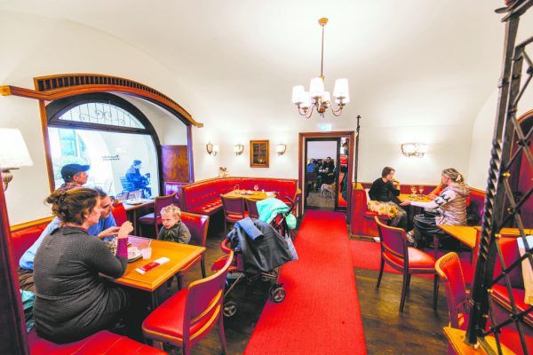 Das Bundesdenkmalamt stellte das Kaffee­hausmobiliar unter Schutz.  Sams