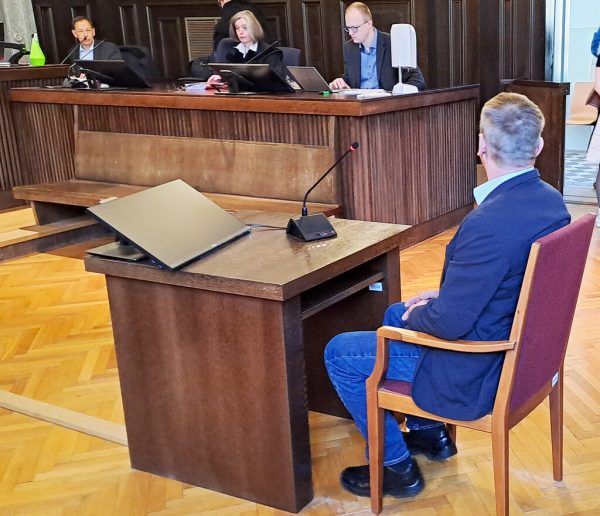 Der Angeklagte vor Gericht. apa/eckl