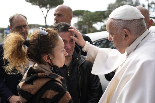 Der Papst tröstete und segnete die Eltern der fünfjährigen Angelica, die am Freitag gestorben ist. reuters