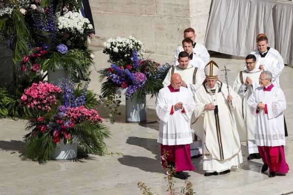 Der Peterplatz wird zu Ostern immer mit Blumen geschmückt. Reuters