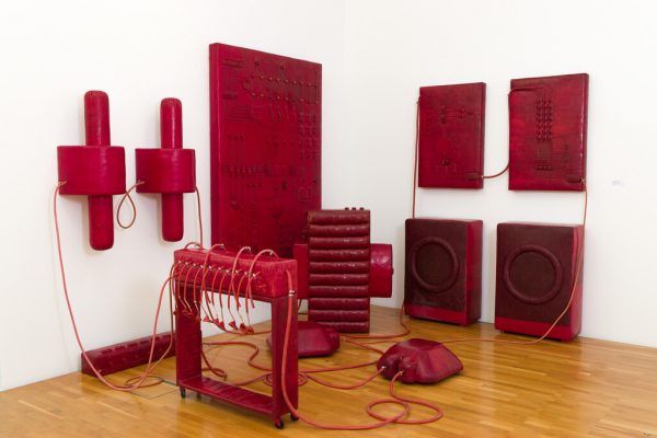 Die angekaufte Installation von Carmen Pfanner in der Ausstellung (links), unten die Ankäuferinnen Isabella Marte (l.) und Andrea Fink . E. Sprenger/ Verein allerArt , Wolfgang Ölz