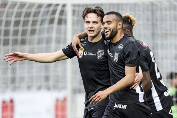 Die beiden Torschützen vereint: Lukas Fridrikas und der Brasilianer Anderson sorgten dafür, dass die Lustenauer nach dem Spiel mit den Fans feiern konnten. GEPA (2)