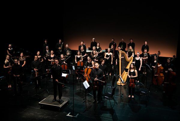Die jungen Musiker der Camerata Musica Reno (großes Bild) und deren Dirigent Tobias Grabher (l.).   Franziska Hehle (2)