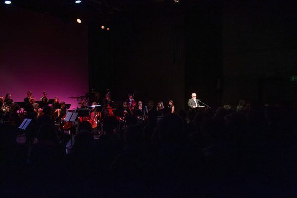 Die jungen Musikerinnen und Musiker und Michael Köhlmeier im Theater Kosmos. Beate Rhomberg