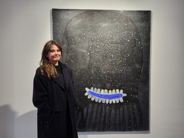 Die Künstlerin Béatrice Dreux mit ihrem Werk „Octopussy with blue mouth“ im Kosmos Atelier.  Sieglinde Wöhrer
