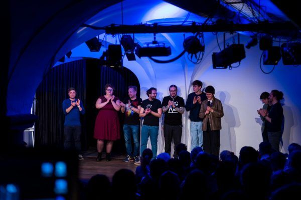 Die Poetinnen und Poeten (l.) und die Gewinnerin Lia Hartl (oben). Maximilian Kathan (2)