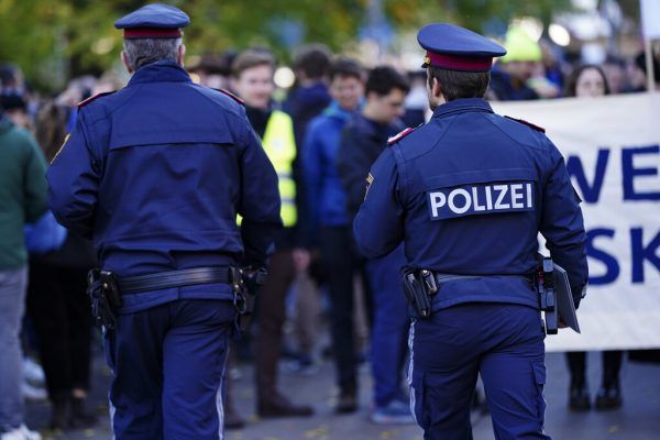 Die Polizei sucht eine Zeugin.  APA
