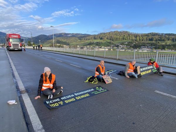 Die Rheinbrücke Lustenau/Au war gestern Morgen Schauplatz einer Aktion der „Letzten Generation“. vol.at/Mirjam Mayer(3)