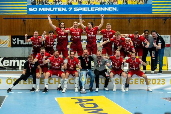 Ein Bild für die Ewigkeit, das in keiner Vereinshistorie fehlen wird: Die Harder mit dem ÖHB-Cup.