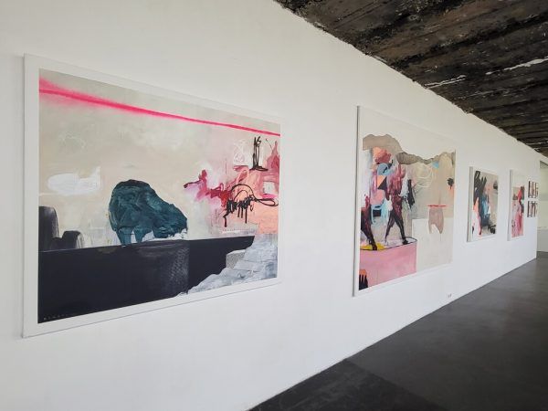 Ein Blick in die Ausstellung „Soziale Bunker“ in der Galerie Lisi Hämmerle (l.), der Künstler Georg Dinstl (oben). Sieglinde Wöhrer/Stefan Leitner