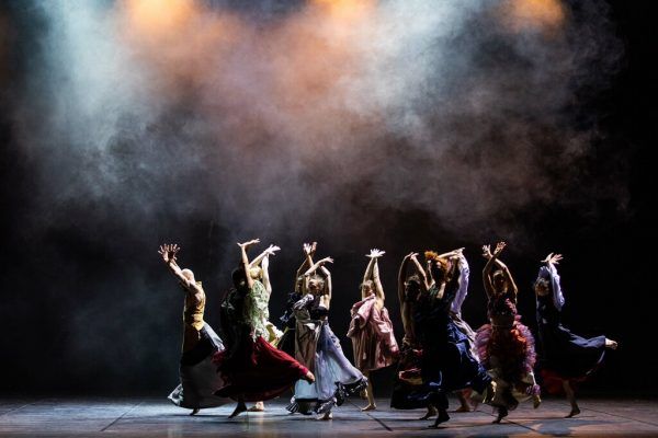 Emanuel Gat Dance performen „Lovetrain2020“. Julia Gat