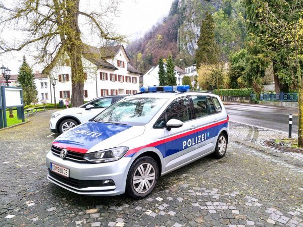Die Polizei musste die Rheinbrücke für gut eine Stunde sperren. Neue