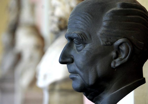 Im Arkadenhof der Universität Wien wird Hans Kelsen heute mit einer Büste geehrt. apa/techt