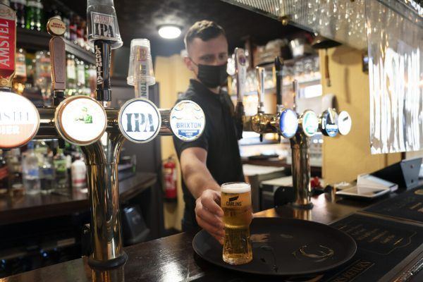 Immer mehr Pubs in Bedrängnis. AP