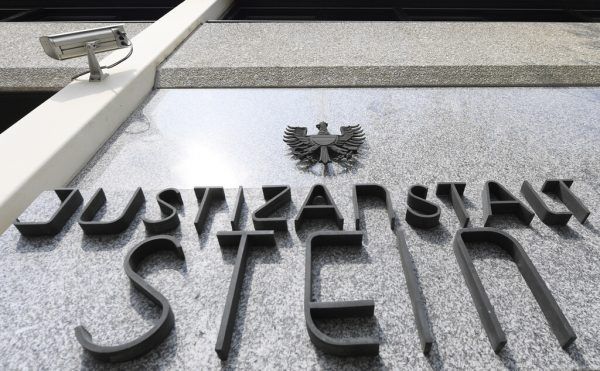 Josef F. muss seine Strafe weiter in der Justizanstalt Stein absitzen. apa/hans klaus techt