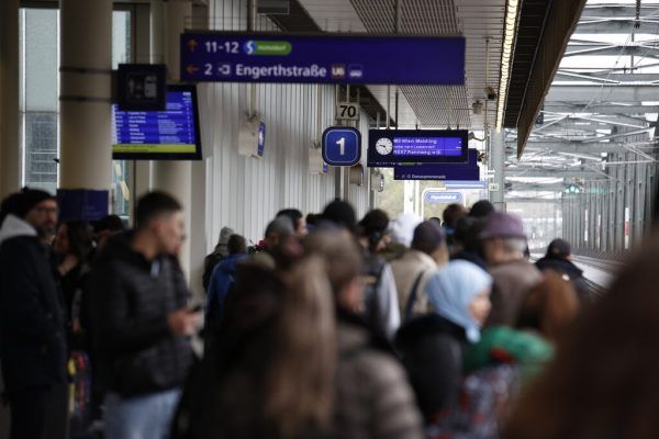 In Wien warteten viele vergeblich auf die Bahn. steinmaurer/apa