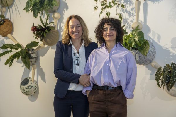 Judith Reichart und Cristina Fiorenz mit ihren Werken im Magazin 4. roland paulitsch