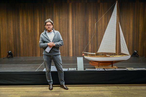 Kurator Markus Barnay neben dem Modell der „Sowitas­goht V“.Daniel Furxer