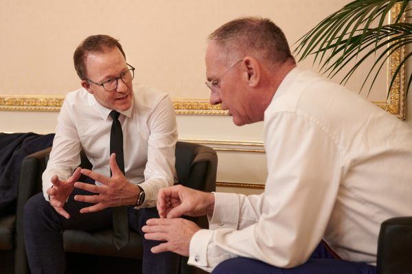 Landesrat Christian Gantner (l.) im Gespräch mit Innenminister Gerhard Karner. BMI/Schober