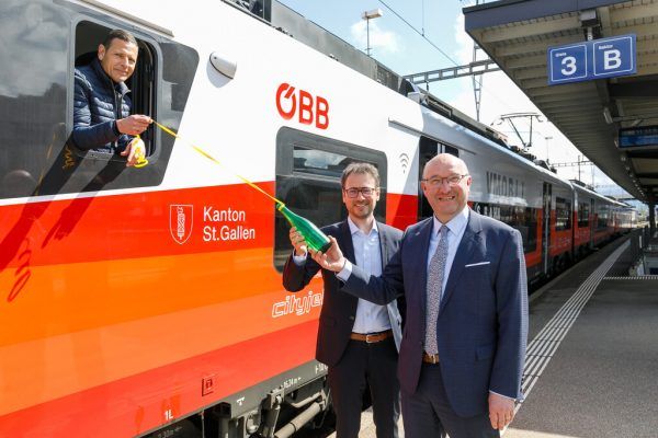 Landesrat Daniel Zadra und Regierungsrat Beat Tinner (rechts) bei der Taufe. VLK