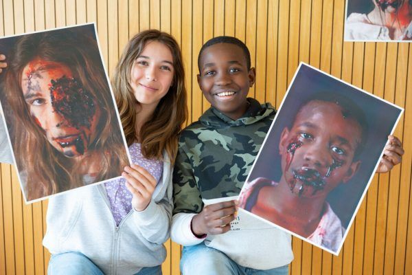 Laura und Ariel mit Plakaten, auf denen sie als Zombies zu sehen sind. Rechts: Im Tonstudio.  