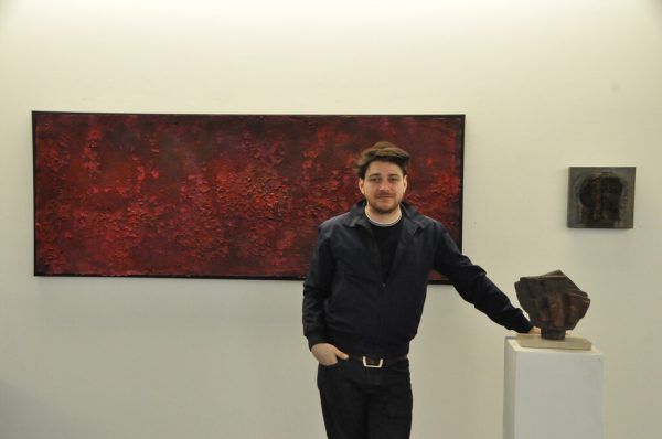 Leon Boch mit einer Skulptur von Morice Lipsi in der Galerie am Lindenplatz. Wolfgang Ölz