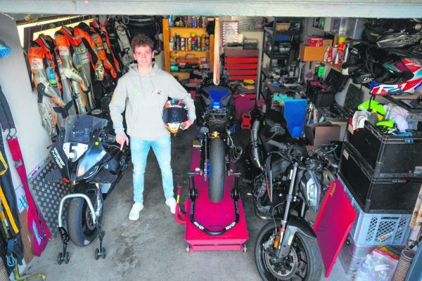 Links: Jan Mohr mit seinen Trainingsbikes in der Garage zu Hause in Hohenems, rechts beim Feiern auf dem Podium. Racingpassion Photography, Klaus Hartinger