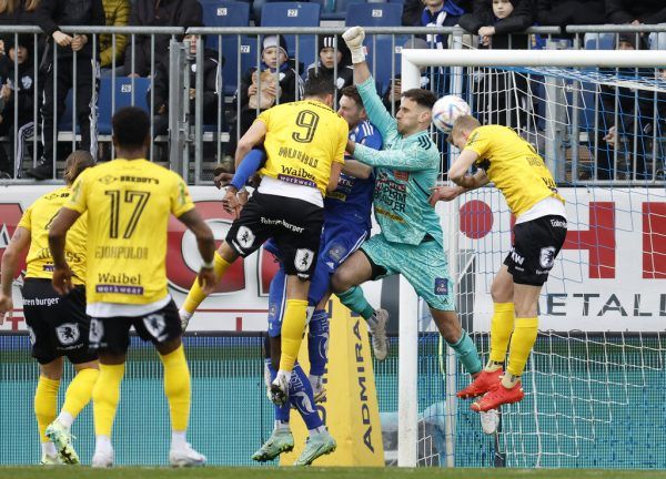 Lukas Gugganig köpft in der 10. Minute nach einer Thurnwald-Ecke ein. Hartbergs schwacher Schlussmann Raphael Sallinger springt völlig orientierungslos am  Ball vorbei.APA