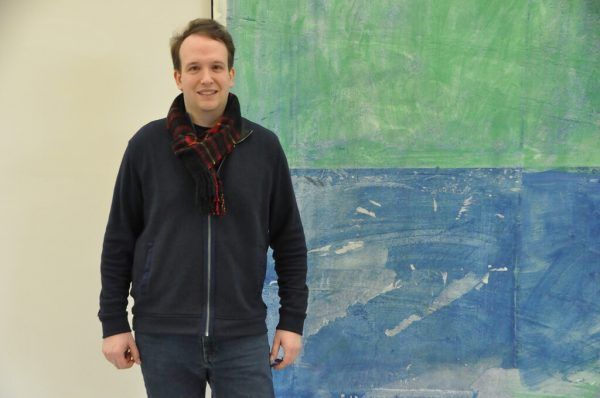 Maximilian Hutz vor einem Bild von Christoph Luger (oben); „Schüttbild mit Hemd“ von Hermann Nitsch (r.). Wolfgang Ölz (2)