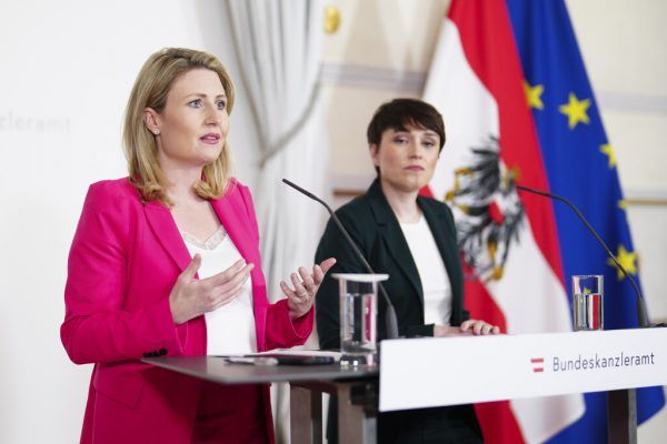 Medienministerin Susanne Raab (ÖVP) und Grünen-Klubobfrau Sigi Maurer verkündeten die Gesetzesentwürfe am Mittwoch. APA