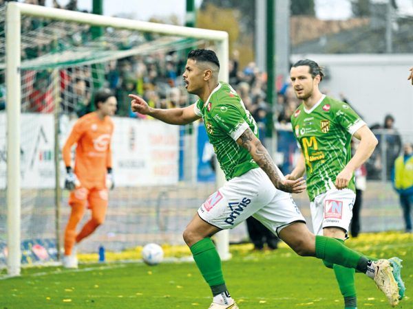 Mit einer prächtigen Direktabnahme erzielte der Brasilianer Adriel in der 71. Minute das 1:0 für die Austria. Es sollte das Goldtor in dem Derby bleiben. Guenouche hatte ihm den Ball nach einem Freistoß vor der linken Eckfahne perfekt serviert. Adriel zog artistisch direkt ab und ließ Altach-Goalie Tino Casali keine Chance. GEPA/Lerch (2), APA/Stiplovsek