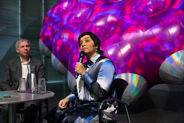 Monira Al Qadiri im Gespräch mit Thomas Trummer (l.) und „Onus“ im dritten Stock (unten).