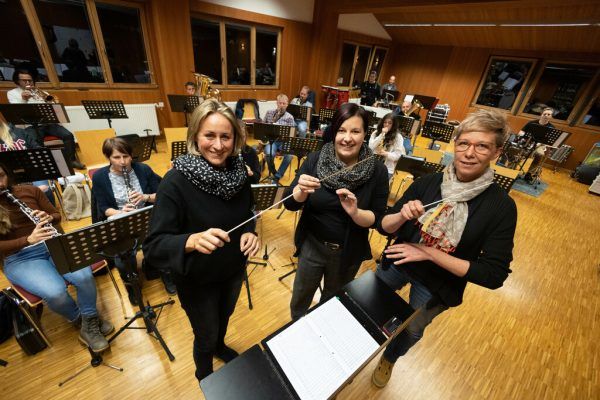 Musikverein Schröcken hat drei Kapellmeisterinnen. Solch innovative Wege werden vielleicht me hrere Vereine gehen müssen.