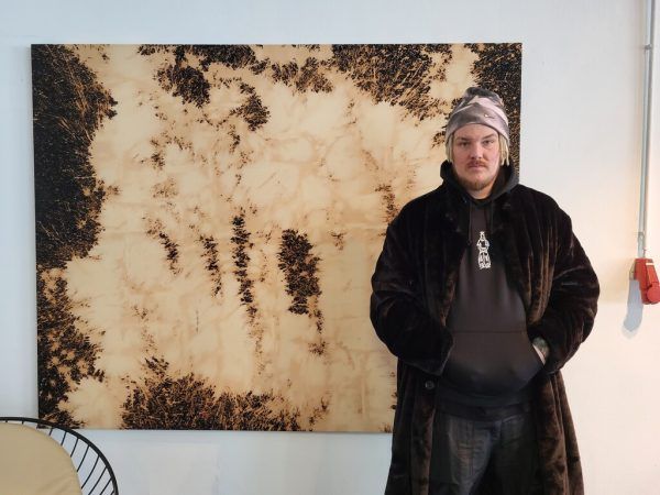 Rudolf tanabu Nachbaur vor seiner Bleicharbeit in der Sylvia-Janschek-Art-Gallery. Sieglinde Wöhrer