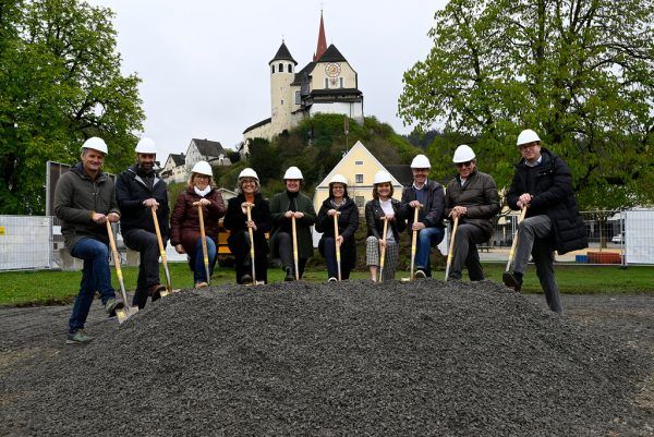 Schwangen den Spaten: Vertreter der Gemeinde und des Landes sowie Architekten und Planer. MG rankweil
