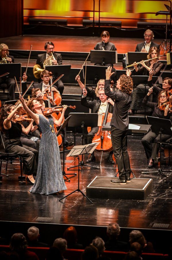 Solistin Lisa Batiashvili und Dirigent Robin Ticciati mit dem Chamber Orchestra of Europe im Festspielhaus.  Udo Mittelberger