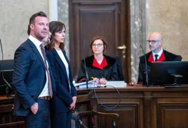 Sophie Karmasin mit ihrem Verteidiger vor Beginn der Hauptverhandlung. Hochmuth (3)