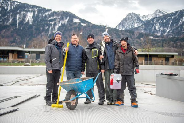 Trotz trübem Wetter sind Oliver Tschabrun (2.v.l.) und sein Team guter Stimmung.  Rhomberg (7)