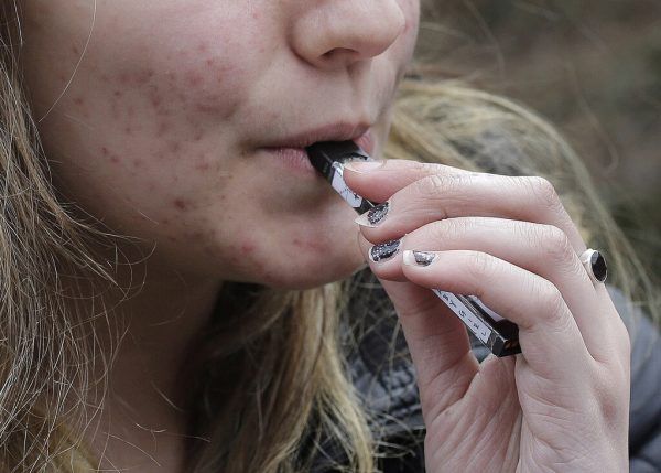 „Vapes“ sind bei Jugendlichen gefragt und werden oft in sozialen Medien beworben. Symbolbild/AP