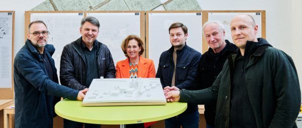 V.l.: Architekt Rene Bechter, Bürgermeister Kurt Fischer, Gemeinderäte Doris Dobros und Markus Schlachter sowie die Architekten Carlo Baumschlager und Tankred Bergmeister.  Marktgemeinde Lustenau