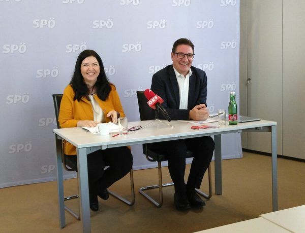 Vor eineinhalb Wochen haben Manuela Auer und SPÖ-Nationalrat Reinhold Einwallner die Petition zur Strompreissenkung vorgestellt. Kompatscher
