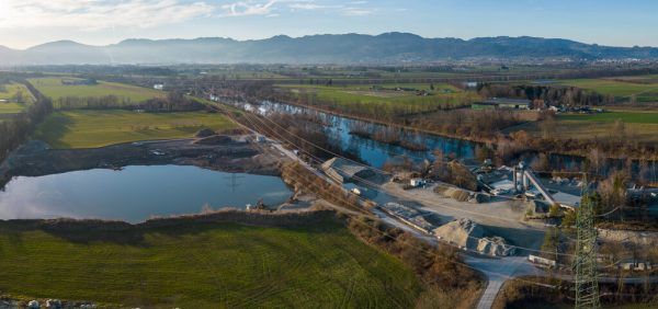 Weiter warten heißt es für das alteingesessene Altacher Unternehmen Kopf Kies + Beton, das den begehrten Rohstoff aus dem Grundwasser baggern und aufbereiten soll.  NEUE