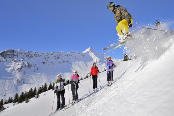 Wenig Schnee und daraus resultierende Bilder wie jenes rechts unten von Ende Dezember haben den Saisonstart erschwert, sagt die Branchenvertreterin. Nachher lief es besser. Vorarlberg Tourismus/Josef mallaun, Dietmar Stiplovsek