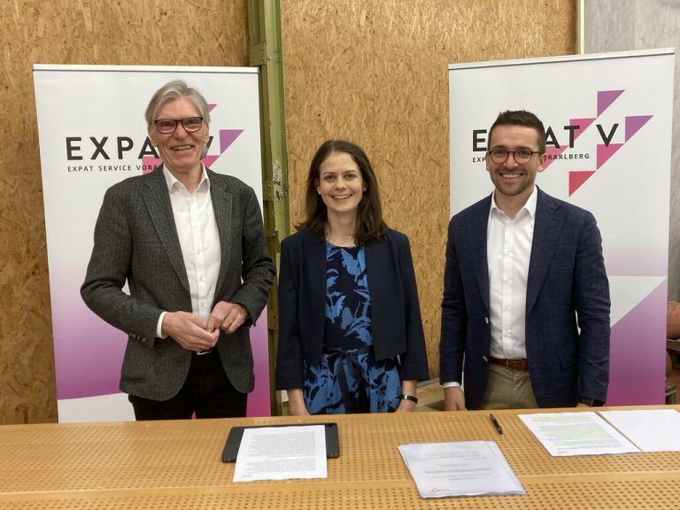 Foto links: Claudia Neumayr ist Geschäftsführerin des Expat Service.