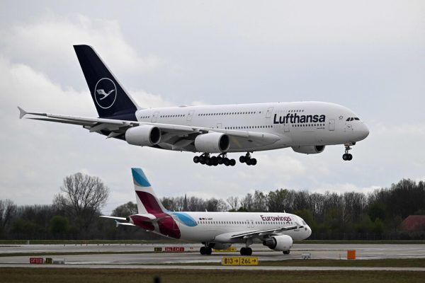 Ein Airbus A380 der Lufthansa bei der Landung in München. Nach drei Jahren Pause werden die Flieger wieder in Dienst gestellt. AFP/CHRISTOF STACHE
