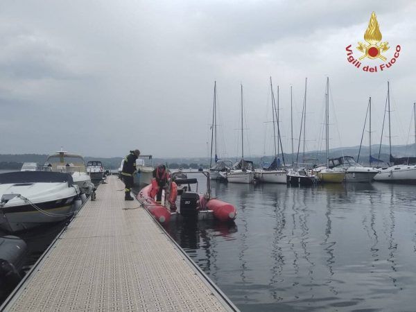 Einsatzkräfte der Feuerwehr suchten mit Booten und Helikopter nach Verletzten. vigili del fuoco (2)
