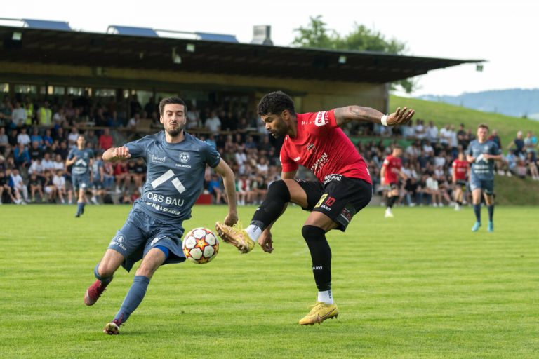 Uelder Barbosa Mendes vom FC Bizau (r.), hier im Wäldercup-Finale 2023, ist mit 19 Treffern derzeit Führender der Torschützenliste in der Vorarlberg­liga und hat großen Anteil am Erfolgslauf der Wälder.⇒Stiplovsek (2)