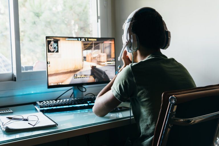 Statt sich zu bewegen, wird stundenlang vor dem PC gesessen.Shutterstock