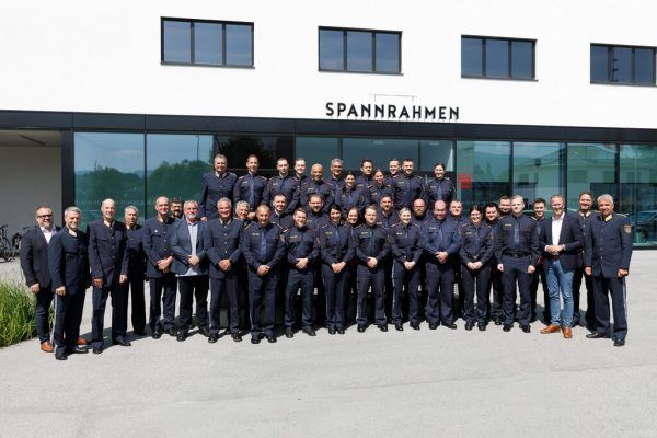 Im Spannrahmen in Hard erfolgte die Übergabe der Abschlussdekrete an die erfolgreichen Exekutivkräfte. VLK/Hofmeister (2)